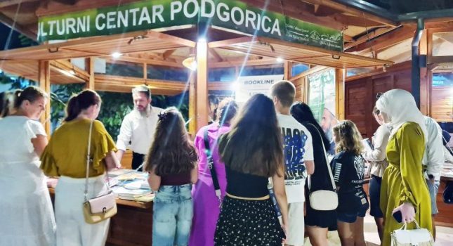 ISLAMSKI KULTURNI CENTAR POKLANJA KURANE I NAJLJEPŠE ISLAMSKE KNJIGE SVIM POSJETIOCIMA MEĐUNARODNOG SAJMA KNJIGA U ULCINJU