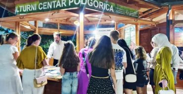 ISLAMSKI KULTURNI CENTAR POKLANJA KURANE I NAJLJEPŠE ISLAMSKE KNJIGE SVIM POSJETIOCIMA MEĐUNARODNOG SAJMA KNJIGA U ULCINJU