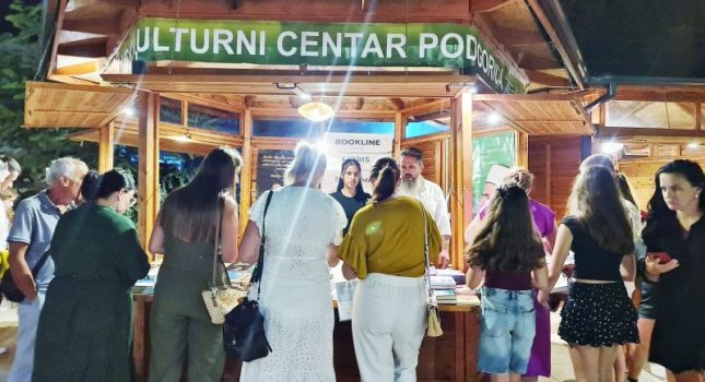 ISLAMSKI KULTURNI CENTAR POKLANJA KURANE I NAJLJEPŠE ISLAMSKE KNJIGE SVIM POSJETIOCIMA MEĐUNARODNOG SAJMA KNJIGA U ULCINJU