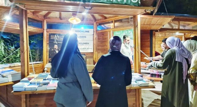 ISLAMSKI KULTURNI CENTAR POKLANJA KURANE I NAJLJEPŠE ISLAMSKE KNJIGE SVIM POSJETIOCIMA MEĐUNARODNOG SAJMA KNJIGA U ULCINJU