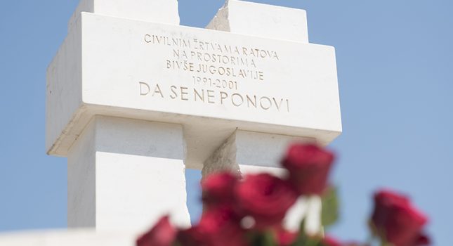 U PODGORICI OBILJEŽEN DAN SJEĆANJA NA ŽRTVE RATOVA: DA SE BUDUĆIM GENERACIJAMA NE PONOVI (FOTO-VIDEO GALERIJA)
