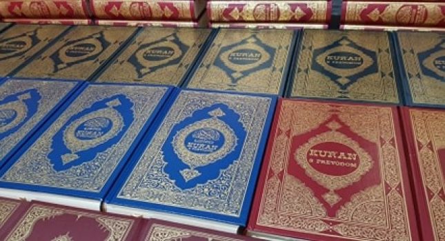 Stanovnicima Podgorice poklon 428 Kur`ana, ilmihala, zbirka dova, dvd i preko 2000 islamskih flajera