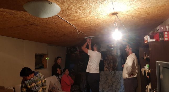 Ugaona garnitura, klub sto i trosjed za osmočlanu porodicu Krnić
