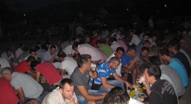 IKC Podgorica upriličio veliku iftarsku sofru ispred medrese u Milješu