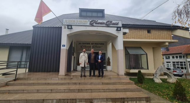 IKC PODGORICA DONIRAO PREKO 100 ISLAMSKIH KNJIGA CENTRALNOJ BIBLIOTECI U PLAVU