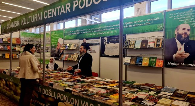 Dominantan štand Islamskog kulturnog centra Podgorica na sajmu knjiga u Nikšiću (200 fotografija)