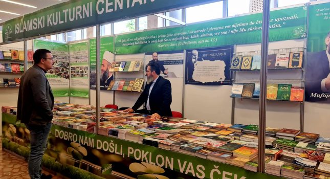 Dominantan štand Islamskog kulturnog centra Podgorica na sajmu knjiga u Nikšiću (200 fotografija)