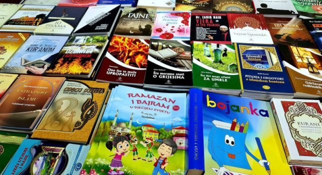 ISLAMSKI KULTURNI CENTAR POKLANJA KURANE I NAJLJEPŠE ISLAMSKE KNJIGE SVIM POSJETIOCIMA MEĐUNARODNOG SAJMA KNJIGA U ULCINJU