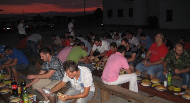 IKC Podgorica upriličio veliku iftarsku sofru ispred medrese u Milješu