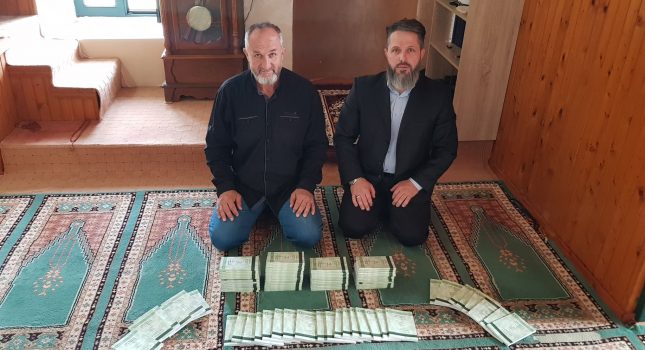 100 KNJIGA ,,ZBIRKA DOVA,, NA ALBANSKOM JEZIKU DŽEMATU DŽAMIJE U DINOŠI