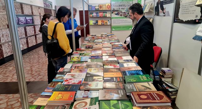 Dominantan štand Islamskog kulturnog centra Podgorica na sajmu knjiga u Nikšiću (200 fotografija)