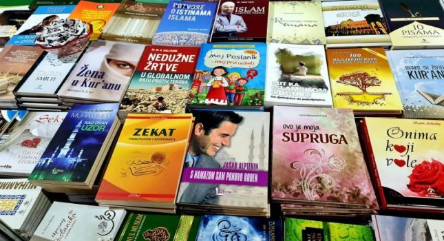 ISLAMSKI KULTURNI CENTAR POKLANJA KURANE I NAJLJEPŠE ISLAMSKE KNJIGE SVIM POSJETIOCIMA MEĐUNARODNOG SAJMA KNJIGA U ULCINJU