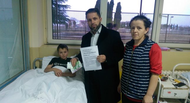 Uručena novčana pomoć teško oboljelom bratu Džemilu iz Rožaja