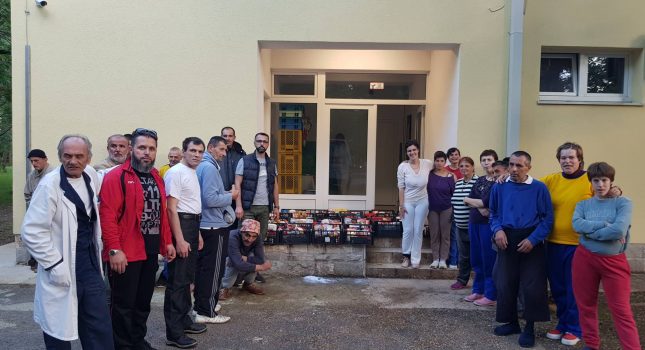 IKC Podgorica podijelio 87 paketa hrane i hemije, građanima Podgorice i Malesije