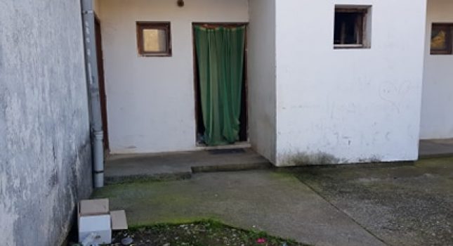 Trosjed, fotelja, ormar, sto+stolice, garderoba i obuća za socijalno ugrožene