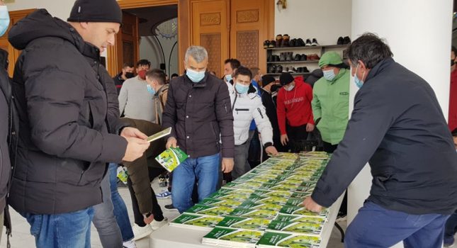 IKC Podgorica donirao 200 knjiga vjernicima nakon Džume namaza u IKC Bar