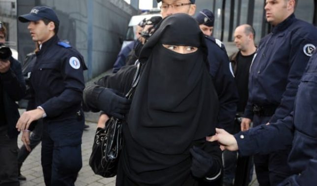 DRSKOST FRANCUSKE POLICIJE Muslimanki udarali  kolica sa djetetom