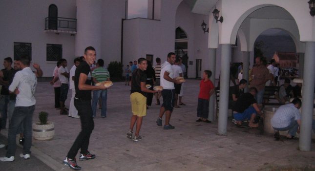 IKC Podgorica upriličio veliku iftarsku sofru ispred medrese u Milješu