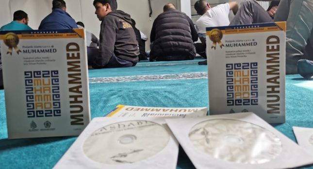 Donacija 300 DVD izdanja i 136 knjiga Romskom mesdžidu na Konik