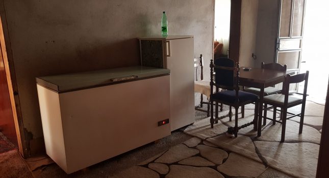 Kuhinja, namještaj i frižider za devetočlanu porodicu iz sela Vladne IKC PODGORICA