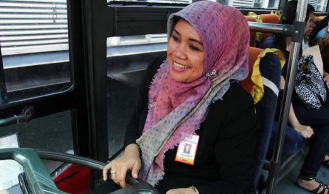 Japanski penzioner gurnuo pokrivenu muslimanku prema vozu