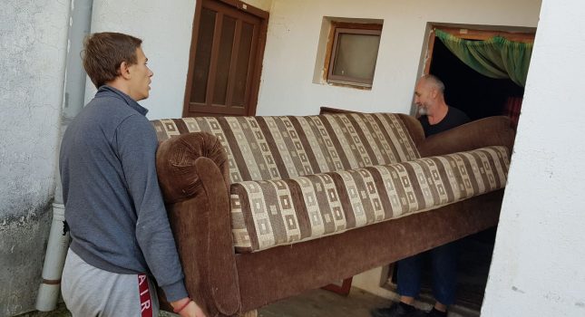 Trosjed, fotelja, ormar, sto+stolice, garderoba i obuća za socijalno ugrožene