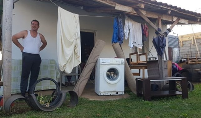 Veš mašina, tepisi i klub sto za socijalno ugroženu porodicu