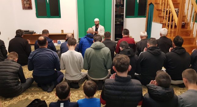 Islamski kviz-poklon knjige nakon teravih namaza u džamiji Vranj