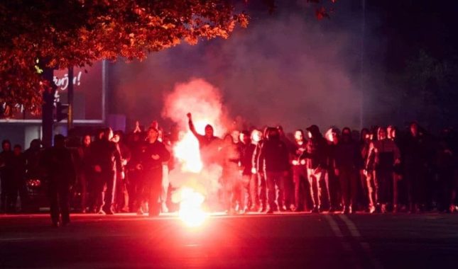 IZA KULISA DOGAĐAJA U CRNOJ GORI I HISTORIJSKE ČINJENICE… NA BALKANU SE PONOVO OŽIVLJAVA ANTITURSKO I ANTIISLAMSKO RASPOLOŽENJE, KOJE PREDVODE SRBI, A ISKORIŠTAVAJU CRNOGORCI. NASILJE JE IZBILO U CRNOJ GORI U NOĆI 25. OKTOBRA KADA JE CRNOGOR