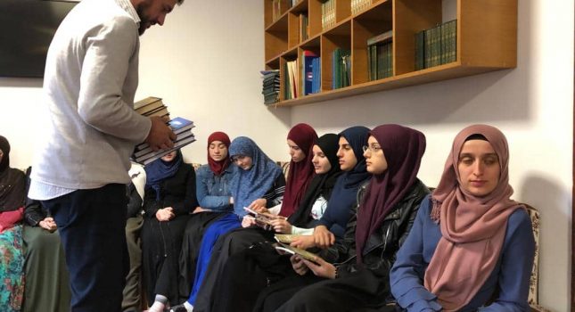 IKC Podgorica donirao Kur`ane, islamske knjige i razne islamske flajere ženskoj medresi u Rožajama