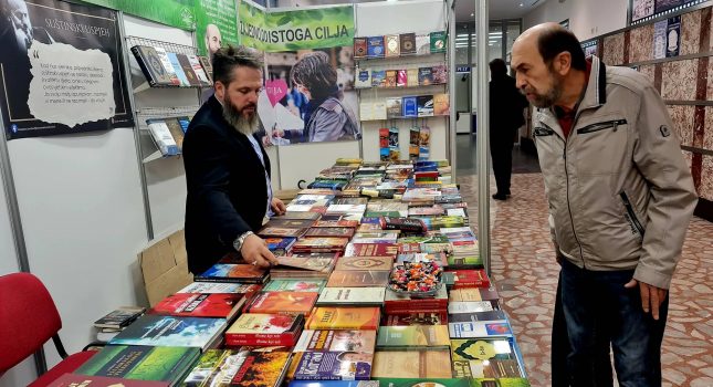 Dominantan štand Islamskog kulturnog centra Podgorica na sajmu knjiga u Nikšiću (200 fotografija)