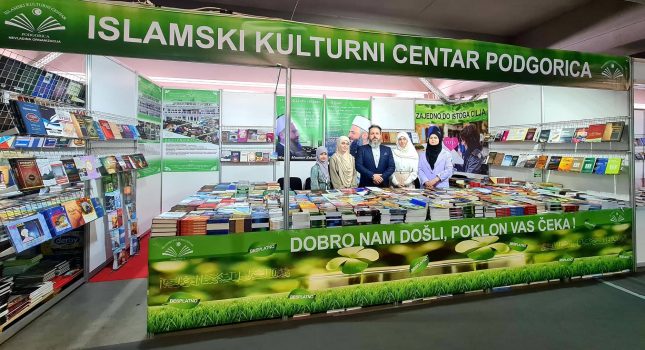 ISLAMSKI KULTURNI CENTAR POKLANJA KURANE I NAJLJEPŠE ISLAMSKE KNJIGE SVIM POSJETIOCIMA MEĐUNARODNOG SAJMA KNJIGA U ULCINJU