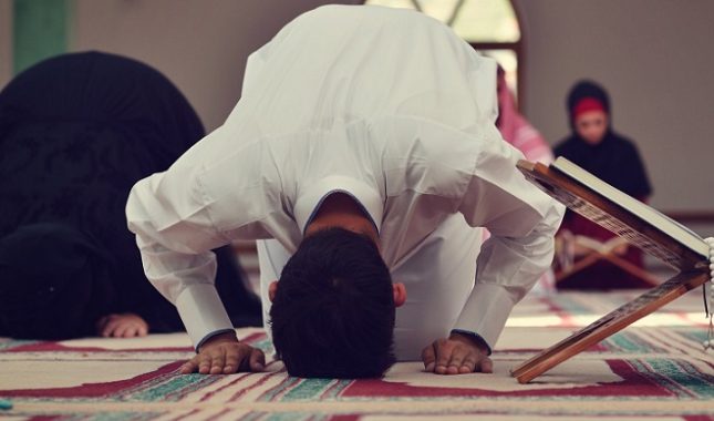 Zabranjeno je spuštati podlaktice na zemlju tokom namaza