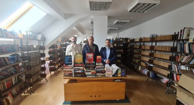 IKC PODGORICA DONIRAO PREKO 100 ISLAMSKIH KNJIGA CENTRALNOJ BIBLIOTECI U PLAVU