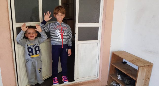 Djevojčica Enesa spremna i srećna za polazak u prvi razred