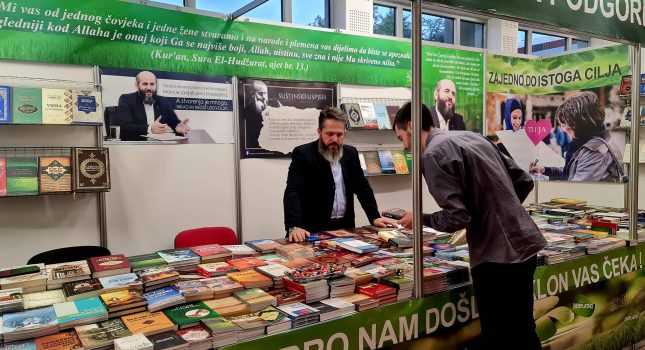 Dominantan štand Islamskog kulturnog centra Podgorica na sajmu knjiga u Nikšiću (200 fotografija)