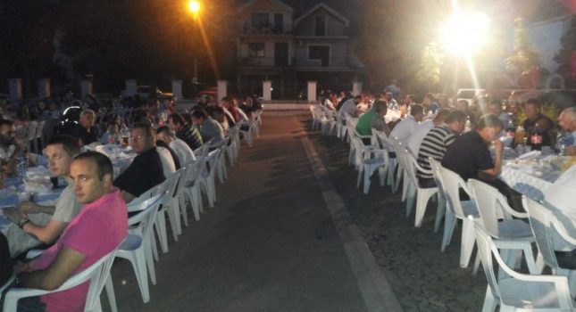 Organizovan veliki iftar na otvorenom u Tuzima (Podgorica)