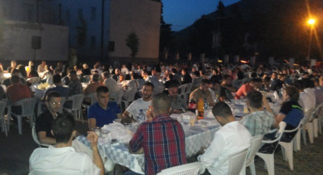 Organizovan veliki iftar na otvorenom u Tuzima (Podgorica)