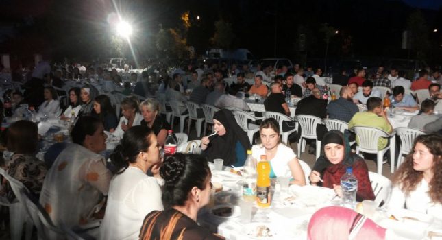 Organizovan veliki iftar na otvorenom u Tuzima (Podgorica)