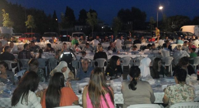 Organizovan veliki iftar na otvorenom u Tuzima (Podgorica)
