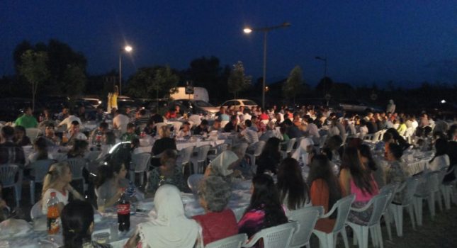 Organizovan veliki iftar na otvorenom u Tuzima (Podgorica)