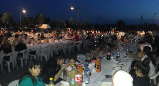 Organizovan veliki iftar na otvorenom u Tuzima (Podgorica)