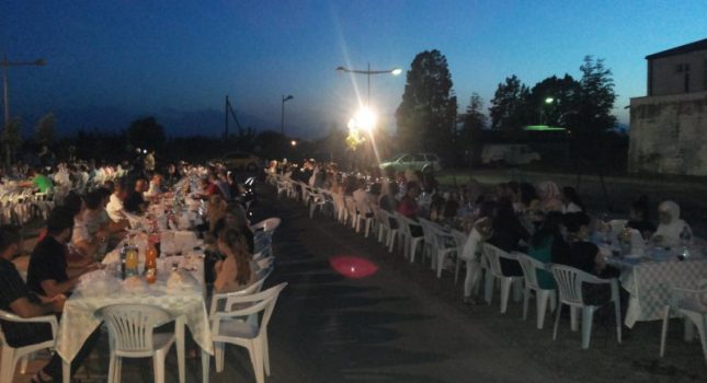 Organizovan veliki iftar na otvorenom u Tuzima (Podgorica)