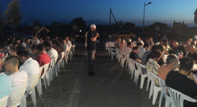 Organizovan veliki iftar na otvorenom u Tuzima (Podgorica)