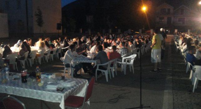 Organizovan veliki iftar na otvorenom u Tuzima (Podgorica)