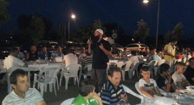 Organizovan veliki iftar na otvorenom u Tuzima (Podgorica)