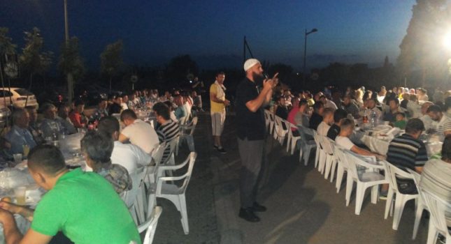 Organizovan veliki iftar na otvorenom u Tuzima (Podgorica)