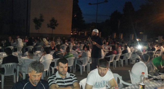 Organizovan veliki iftar na otvorenom u Tuzima (Podgorica)