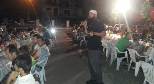 Organizovan veliki iftar na otvorenom u Tuzima (Podgorica)