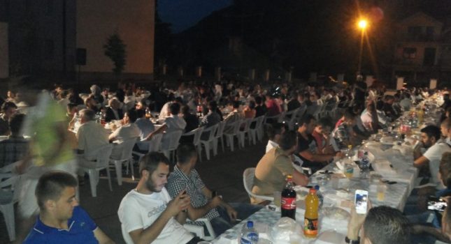 Organizovan veliki iftar na otvorenom u Tuzima (Podgorica)